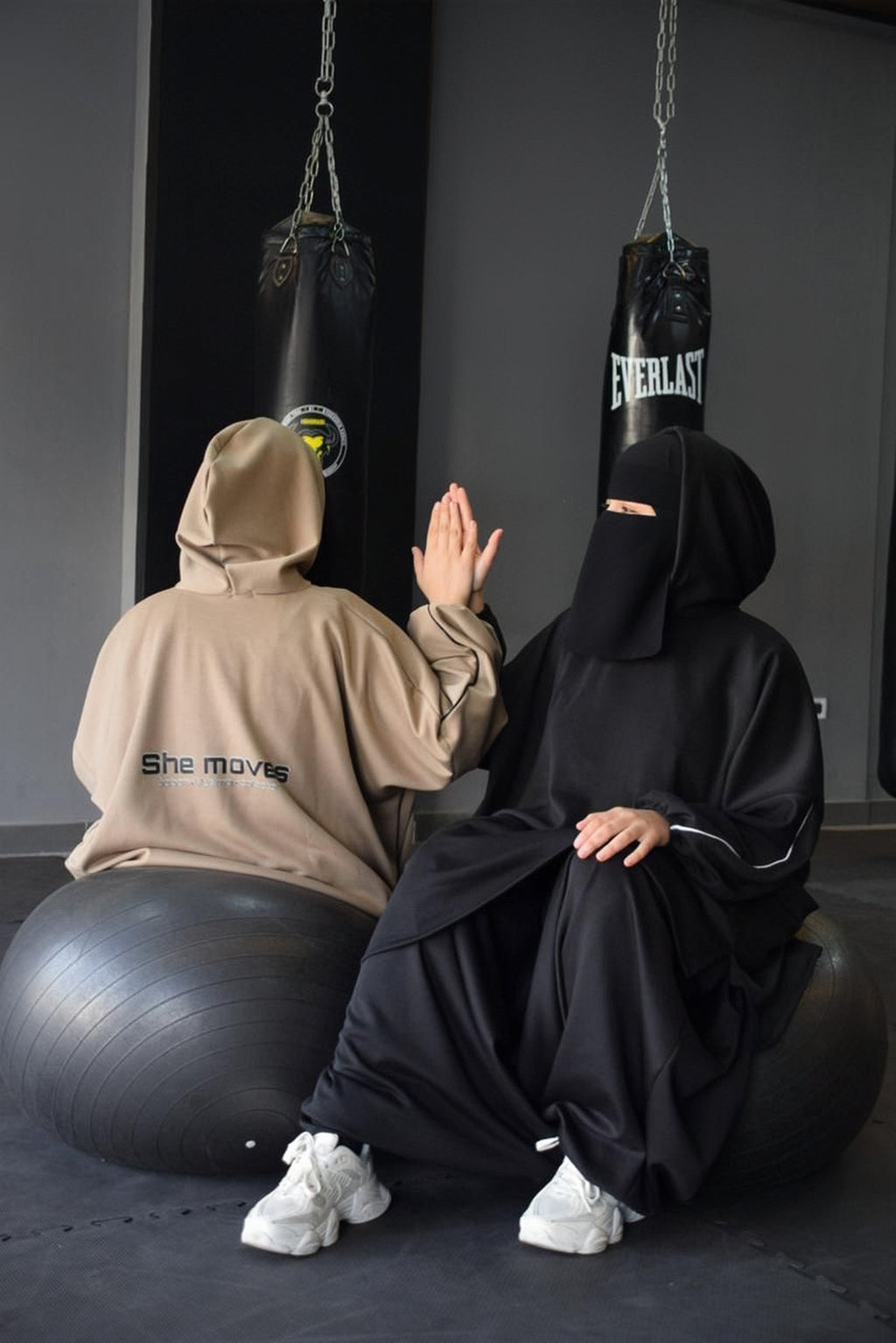 طقم رياضة she moves oysho