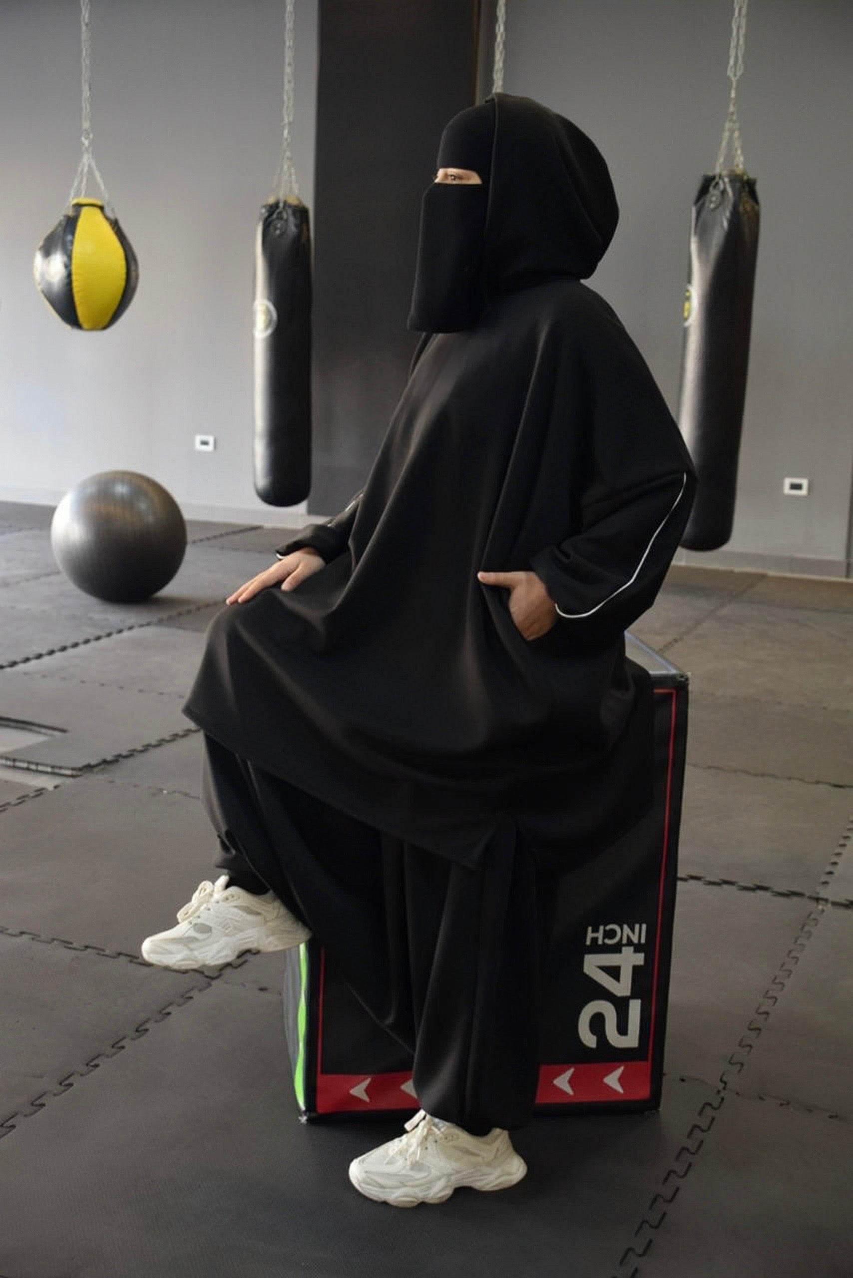 طقم رياضة she moves oysho