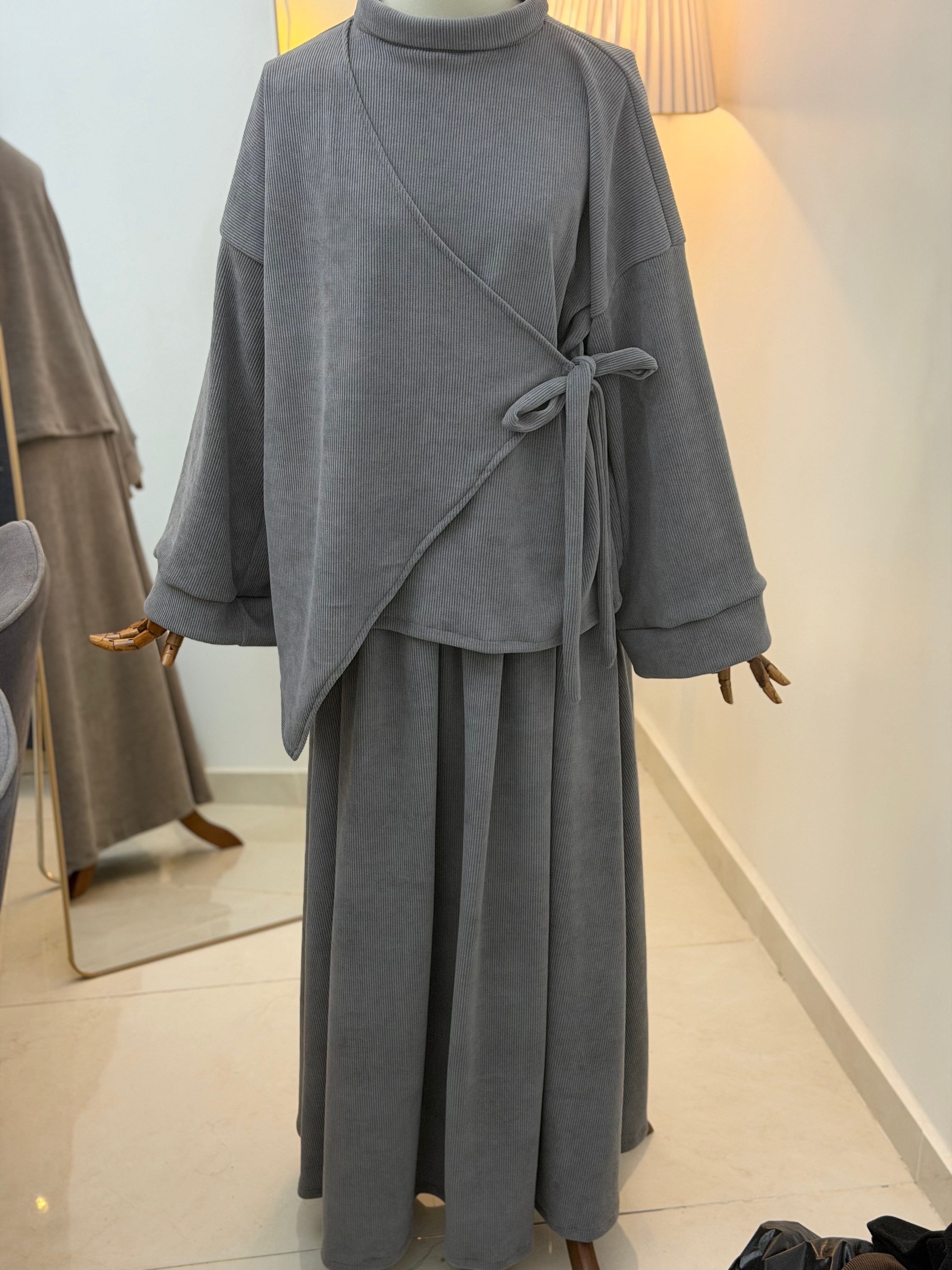 طقم صوف قطعتين (تنورة وكنزة)